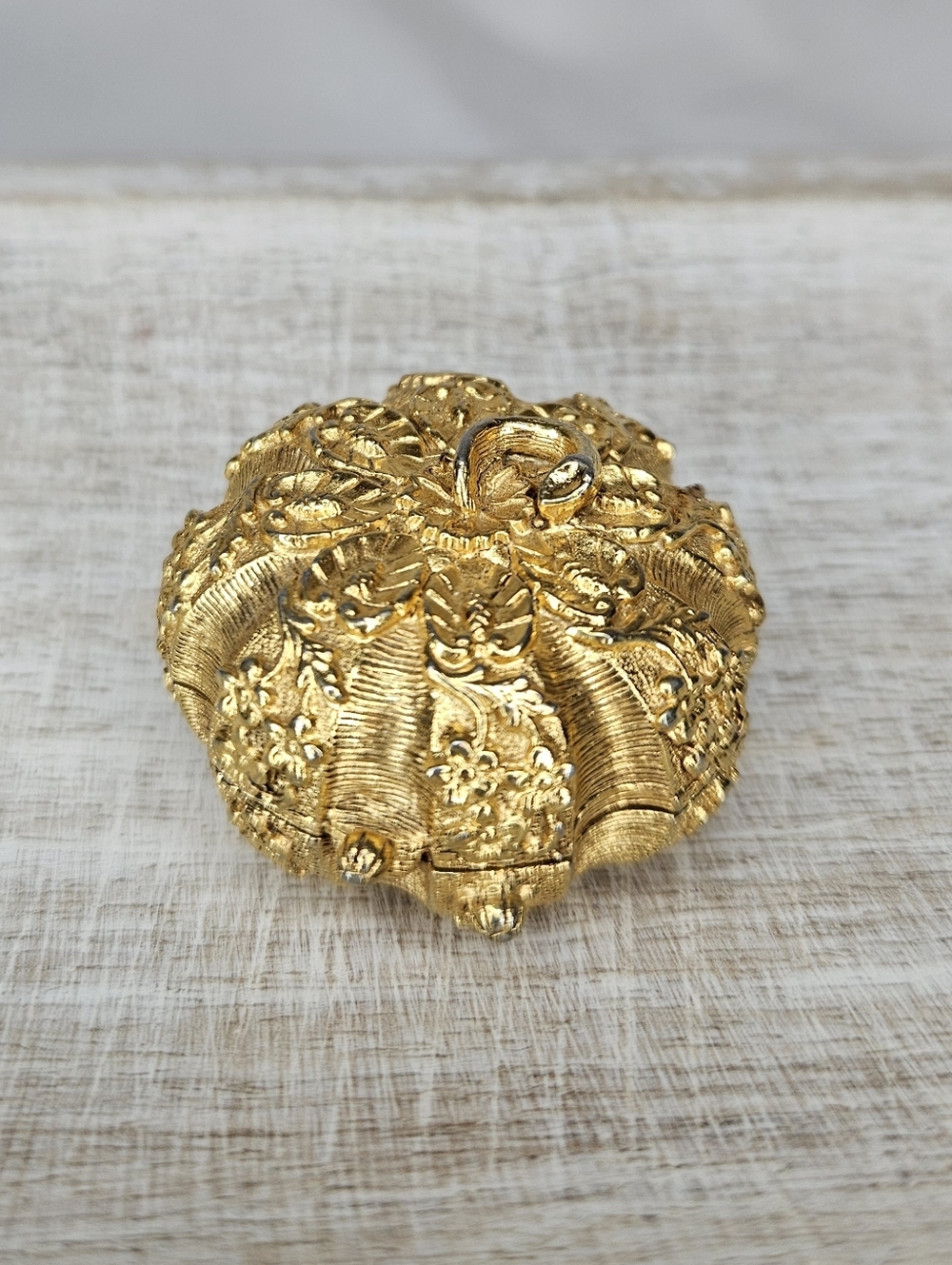 Vintage 1960s Estee Lauder Perfume Compact Gold Tone Floral Pumpkin Youth Dew - Picture 2 of 12